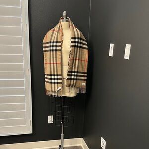 Burberry Classic Beige and Black Plaid Scarf, cashmere reversible